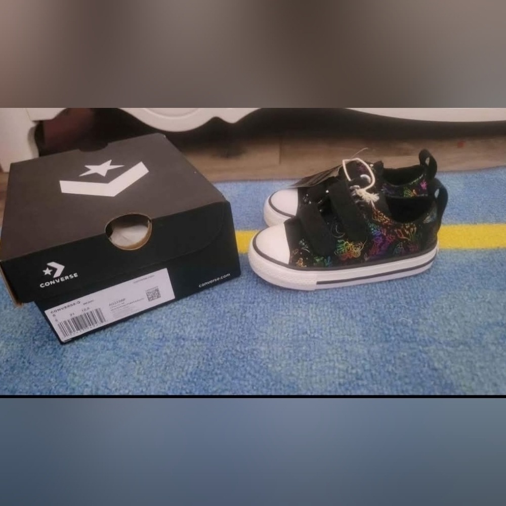 Converse girls toddler sneakers size 5 NEW